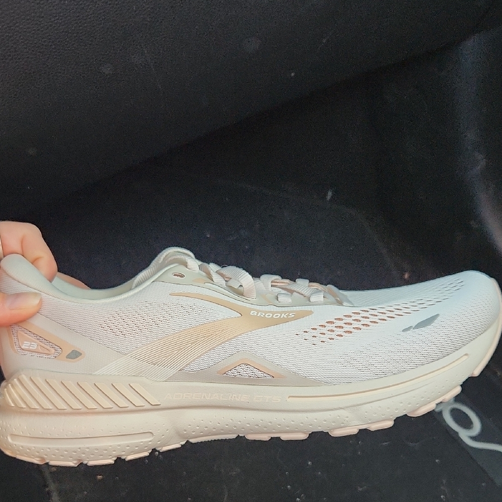 Brooks Women's Cream Running Shoes